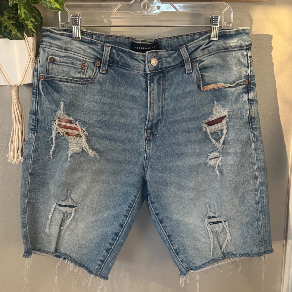 Aeropostale Womens Distressed Bermuda Denim Shorts Light Wash Size 34 Raw Hem